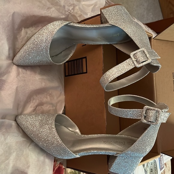 Silver shimmery chunk heel pointed toe dress shoes. Size 8.5 - Picture 2 of 3